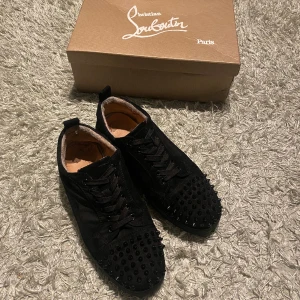 Christian Louboutin  - Säljer mina Loubs i strlk 42 Kvitto & Box med påse medföljer!   Fint skick på utsidan lite slitna på insidan samt fyra spikar som har lossnat extra medföljer att sätta på!    Nypris cirka 8000kr