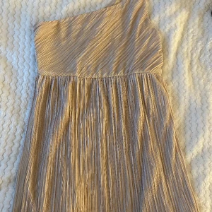 Guld topp  - SÅ STANAS SNYGG FESTTOPP/KORT KLÄNNING. Vet ej vilket märke det är men den är så sjukt snygg på. Använd en gång men fick den av min mamma så kan hända att hon har använt den tidigare. Skulle säga att den passar XS-M💕