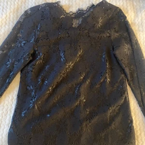 Spets blus  - Skit snygg spets blus från h&m. Äldre modell men inte använd alls mycket. Lägg gärna prisförslag🥰