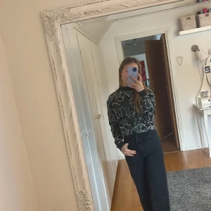 Adidas tröja med militärtryck i strl. XS - Adidas tröja med militärinspo i Strl. XS som är köpt i adidas butiken i Paris. Fint skick, då den är sparsamt använd. Mjuk insida med ludd och hög hals. 