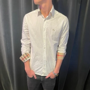 Burberry skjorta st S - Topp skick, knappt använd. Har tyvärr inget kvitto. Skriv för fler frågor!:)