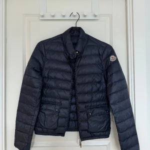 Moncler dam - Strl 0 är i mycket fint skick  Nypris: 10.600