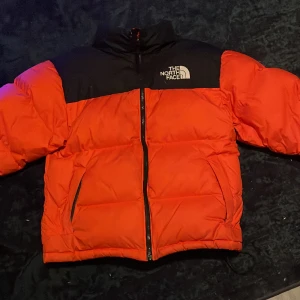 North face 1996 retro 700 - North face jacka som tyvär har blivit för liten för mig därför säljer jag. För övrigt tar jag bud på jackan. Size Medium men sitter som Small. Skick 7.5/10 därav priset. Köpare står för frakt. Möts upp i sthlm. Fler fotton i dm