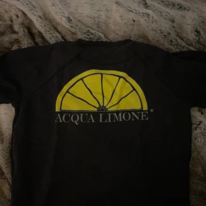 Aqua Limone - Lite oversized fit sweatshirt Köpt i Smögen på västkusten. Funkar som och går som den ska💯