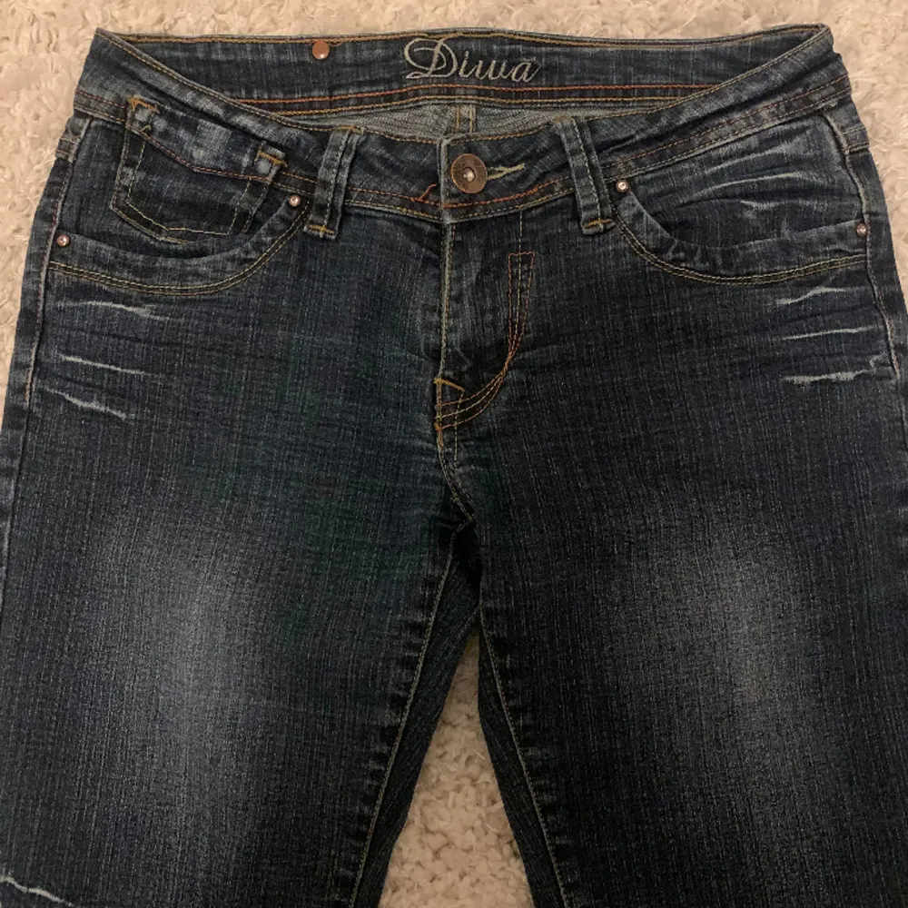 Söta low waist jeans. Skulle säga att dom passar S/M, midjemått runt om är 70cm och innerbenslängd är 79cm🤍. Jeans & Byxor.