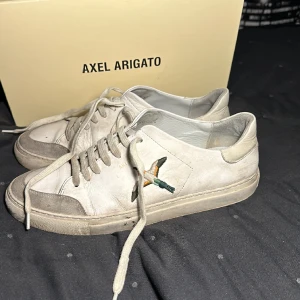 Axel Arigato Clean 90 triple bee bird - Skick 6/10 storlek 43 har tröttnat på de Inget fel förutom lite slitage inköpt juni 2023 Skriv för fler bilder / info 😄 Går ner i pris vid snabb affär🙏