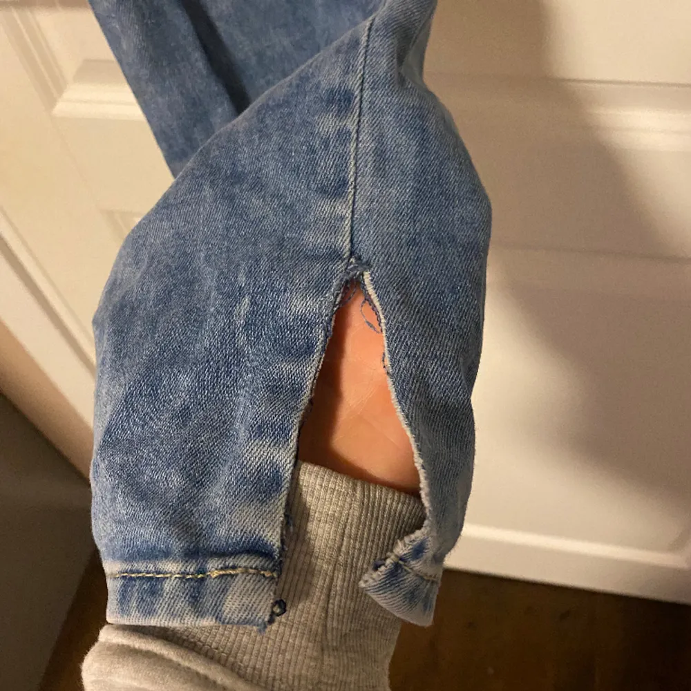 Raka ltb jeans med klippt slits . Jeans & Byxor.