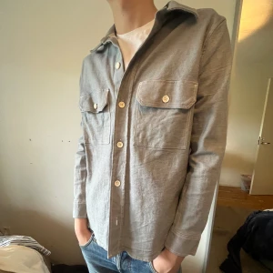 Ljusblå overshirt  - Fet overshirt perfekt nu inför sommarn. 