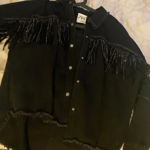 Jeansjacka med fransar - Säljer nu min svarta jeansjacka med fransar! Säljer då den är nästintill oanvänd och förtjänar att bli använd men det är då inte min stil!💗