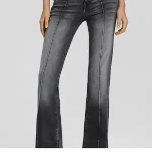 Super snygga och populära Bershka jeans. Lågmidjade, gråa och är som nya. För egna bilder kom privat. 