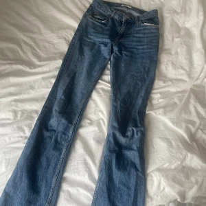 Bootcut full length! - Säljer dessa super snygga jeansen. Dem är mid waist och lite utsvängda ner till. Köpte i julas och köptes för 500. Knappt kommit till användning. 