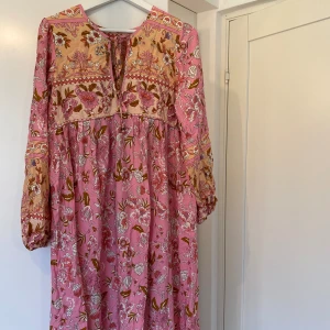 Blommig klänning  - Rosa klänning som tyvärr är för stor så det är aldrig använd 💗🌸
