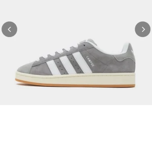 Adidas campus grå - Jättefina och populära helt oanvända campus 00 i grå i storleken 39 1/3.❣️Säljer dem då dem inte passade mig och jag tyvärr råkat slänga kvittot. 😅 Vid intresse kan jag självklart skicka egna bilder och det är bara att skriva vid eventuella frågor 🥰
