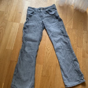Grå jeans  - Från Gina young storlek 152,köpta för 350 har inte sönder dock inte stryckna på bilden men annars bra skick 