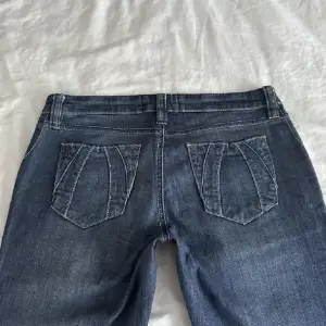 As snygga lågmidjade jeans. Säljer för att de ej kommer till användning! Midjemått är 40cm rakt över och innebenslängden är 80cm. Kan sänka priset vid snabbt köp!💗