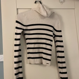 Polotröja Hollister - Randig ribbad polo från hollister. Strl XS. Långa ärmar