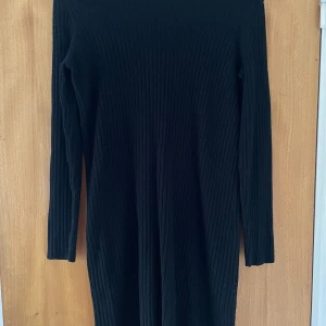 Ribbad klänning - Miniklänning 