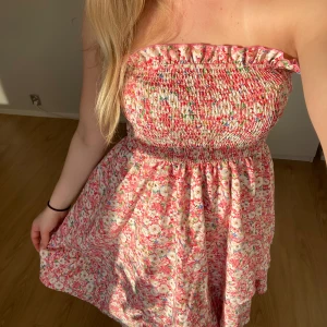 Blommig klänning - Säljer denna drömklänning som är i mycket fint skick!🩷