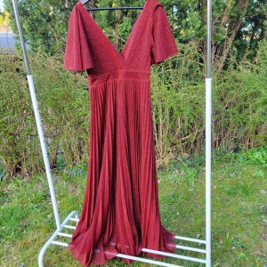 Dramatisk glittrig långklänning Goddiva/ Bubbleroom - Storlek 14 UK, vilket är som 40 EU. Bara provat en gång men har för bred bröstkorg 😬 Riktigt fin! Kostar 719 på Bubblerooms hemsida.