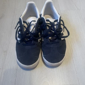 Adidas gazelle - Blå adidas gazelle i nyskick, endast använda 2 gånger. Storlek 38😊  Nypris 1000kr