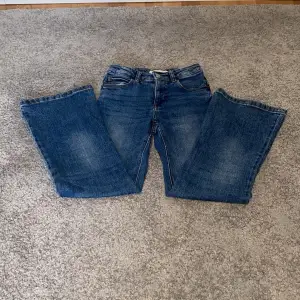 Ett par flared mörk/ljus blåa zara jeans. Använd ett par gånger, okej skick. Storlek 134. Priset kan diskuteras 💗Kontakta för mer frågor!!🫶🏽  köparen står för frakten!