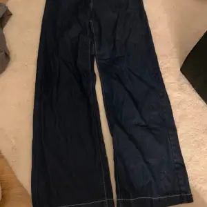 Baggy jeans med detaljer på fickorna. Aldrig använda❣️ stora i storleken 
