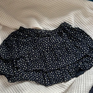 Brandy Melville Volangkjol - jättefin lågmidjad volangkjol köpt på brandy melville i österrike förra sommaren, kommer bara inte till användning:(💓