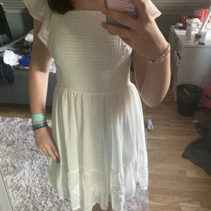 KappAhl klänning  - Säljer denna super fina typ skolavslutnings klänning från Kappahl då den inte kmr till användning, använd 1 gång förra året och är i ny skick! Pris kan diskuteras!!