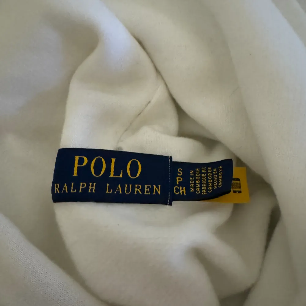 As snygg vit Ralph Lauren hoodie i nyskick som är slutsåld online!. Hoodies.