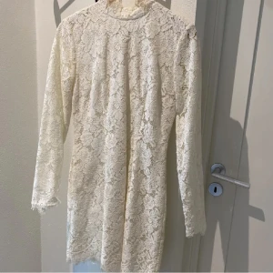 Ganni Lanceklänning helt ny till studenten  - Superfin Ganni klänning  helt oanvänd lace klänning, perfekt till studenten nypris 3600