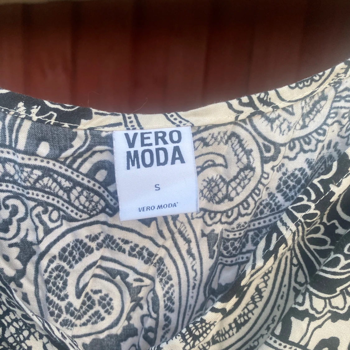 Långklänning i svartvitt mönster  - 91