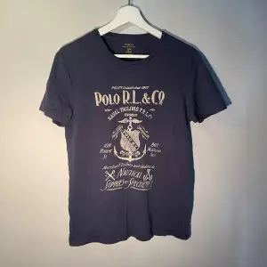 En sjukt fet t-shirt från Polo Ralph Lauren i nyskick! Passar perfekt nu till sommaren! Vid frågor eller funderingar är det bara att skriva!