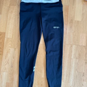 Tränings byxor  - Svarta tränings tights ifrån Aimn, i storlek M 