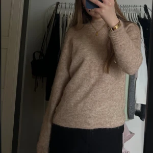 Stickad tröja - Beige brun stickad ull tröja, den är liten i storlek. 