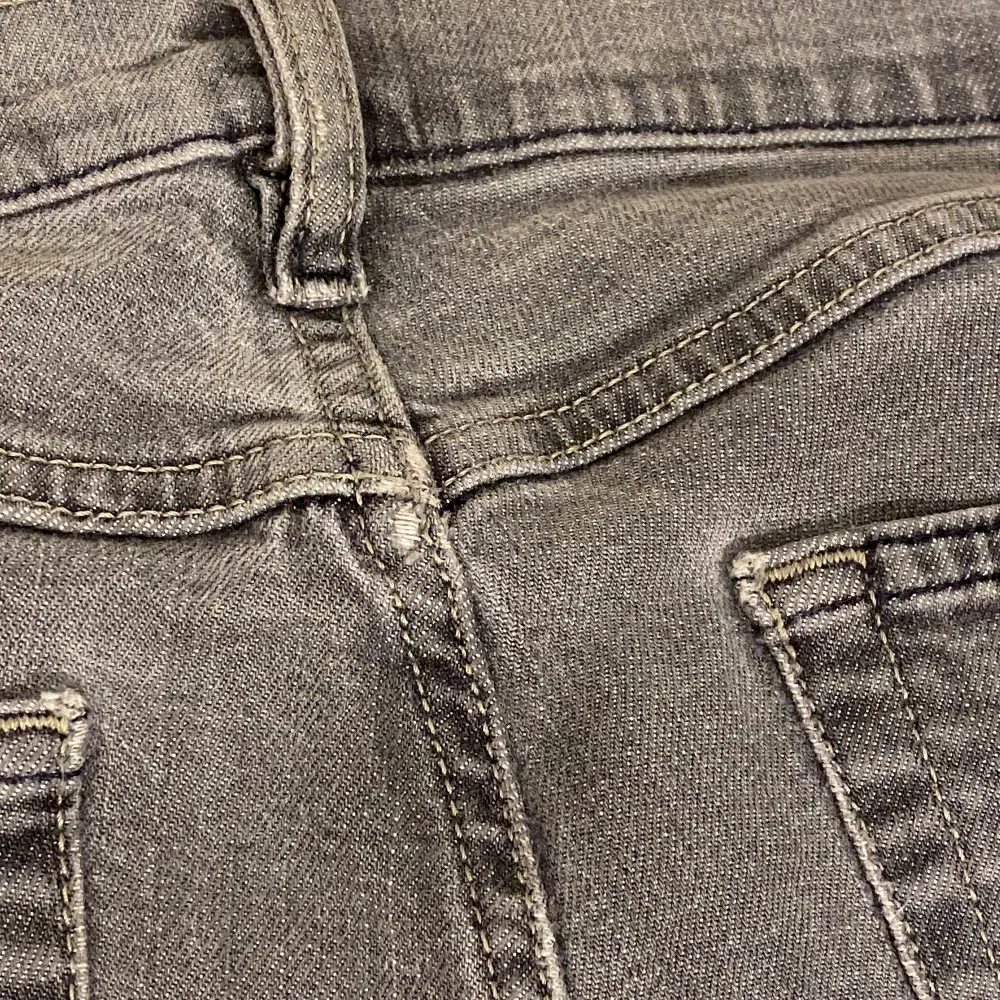 Jättesnygga diesel jeans som jag köpte på plick men tyvärr var försmå.💗 De finns små slitningar på några ställen. ( kom privat för fler bilder ). Kan tänka mig att sänka priset för en snabb affär. 💞. Jeans & Byxor.