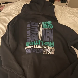 Hoodie med tryck - Säljer denna fina hoodie med tryck. I oversized passform! Lite sliten vid trycket💕Går även att ha utan byxor då den är lång!