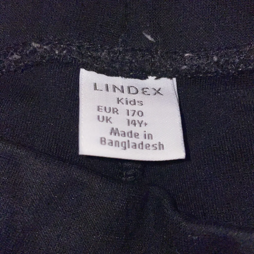 Svarta byxor utan fickor! Säljs då de inte används. Några år gammla. Storlek: 170. Jeans & Byxor.