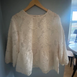 Topp - En jätte fin topp, som inte kommit till användning. Lite genomskinlig, kommer från JDY och passar S/M men är L❣️