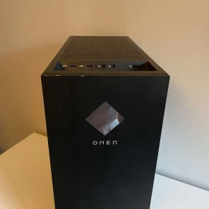 Gaming Dator HP Omen Desctop - Hej, Säljer min gaming dator. Inte använd regelbundet.   Nypris 18 000kr  Moderkort: HP 8876  CPU : AMD Ryzen 7 5700G with Radeon Graphics GPU : NVIDIA GeForce RTX 3060 Ti SSD: WDC WD BLACK SDNPNTY - 1T00- 1106 PSU: coolmaster 500w    