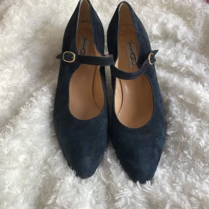 klackskor  - eleganta klackskor som går att styla till mycket. Bekväma och inte så slitna