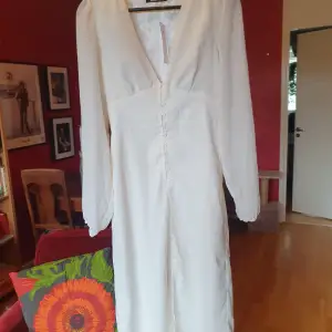 Säljer denna långklänning från Gina Tricot. Passar prefekt nu till studenten och sommaren. Storlek 36 och klänningen har prislappen kvar. 200kr+frakt