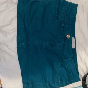 Grön lågmidjad miniskirt - Den är superfin men kommer inte till användning, har liten fläck (se bild) men syns inte om man inte lyser direkt mot den 