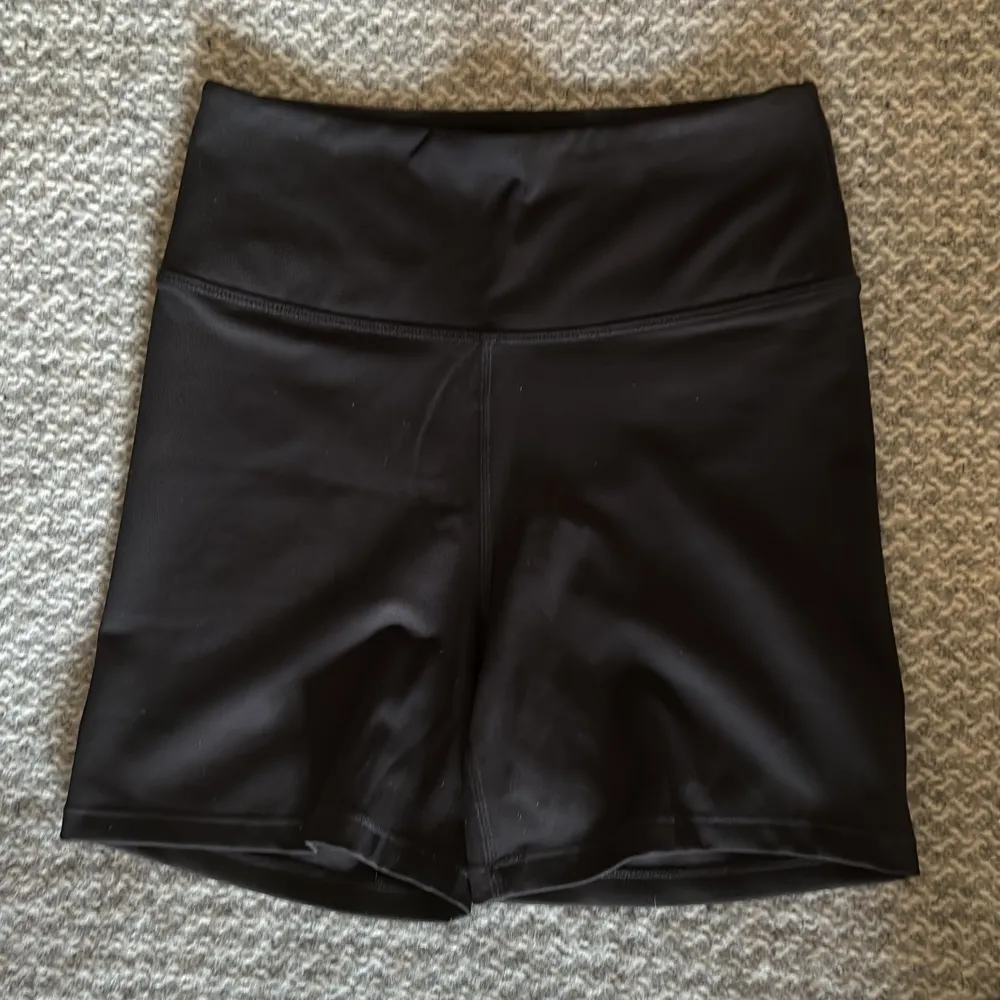 Säljer dessa snygga hotpants i träningsmaterial  från hm endast använda 2 ggr🥰. Shorts.