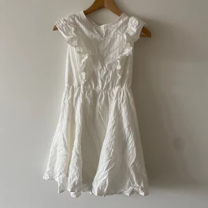 Studentklänning - En så fin, vit klänning med öppen rygg. 