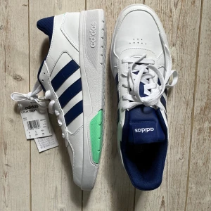 Adidas sneakers - Helt nya adidas sneakers som aldrig använts. Säljer pga att de aldrig kommit till användning. Skriv vid funderingar <3  Nypris 749:-