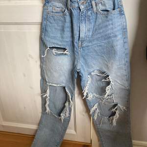 Ett par jeans med hål i. Jeansen är använda ungefär 5 gånger så dem är som nya, det är köpta från h&m.