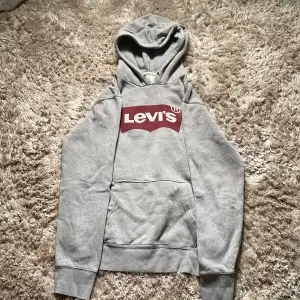 En grå Levi’s hoodie I storlek M Har använt 