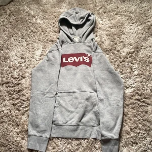 Levi’s hoodie - En grå Levi’s hoodie I storlek M Har använt 