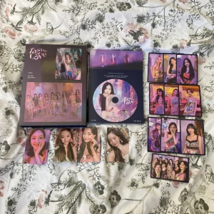 Twice Taste of Love album - Säljer Taste of Love albumet. Cd, fotoalbum, 5 st pc, lenticular pc och pre-saving pc. Dma för frågor 🍍🍸🌊🌴 