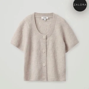 Cos kofta  - Säljer denna jättefina kofta från cos då den inte kommer till användning. Så fin nu till vår och sommar❣️